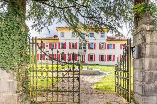 GuestHost - Timeless Charm - Stunning Apt in Villa