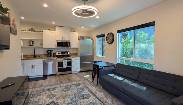 Guesthouse in Anaheim - Monthly Rental
