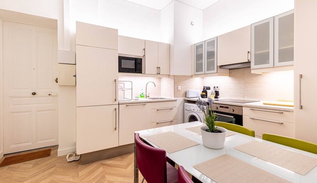 GuestReady - Chic and central near attractions
