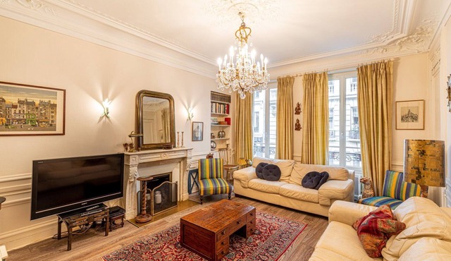 GuestReady - New Elegant Apt in the 8th arrond.