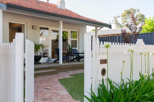 Guildford Cottage Swan BnB Management