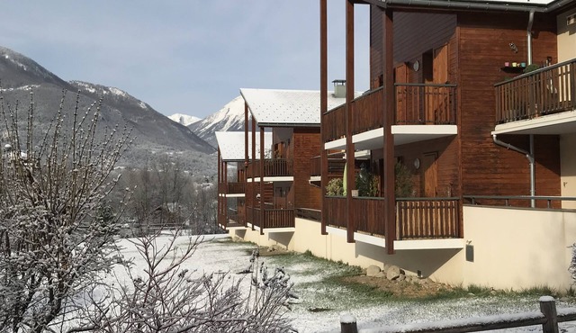 Guillestre T2 with terrace, close to shuttles to Queyras resorts