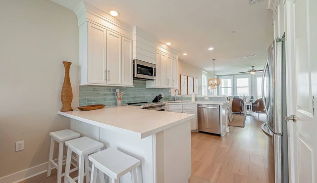 Gulf-Front BEACHFRONT Bliss! Open Kitchen-Community Pools-Bunk Room-Balcony