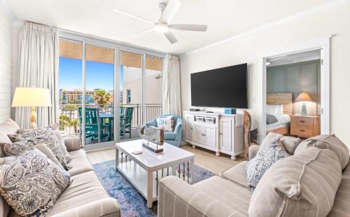 Gulf front resort with shared pool beach access Lazy river washer&dryer