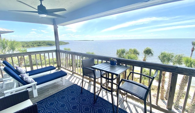 GULF-FRONT, TOP FLOOR, 2 BED, 2 BATH CONDO. POOL, BOAT PARKING, GREAT LOCATION!