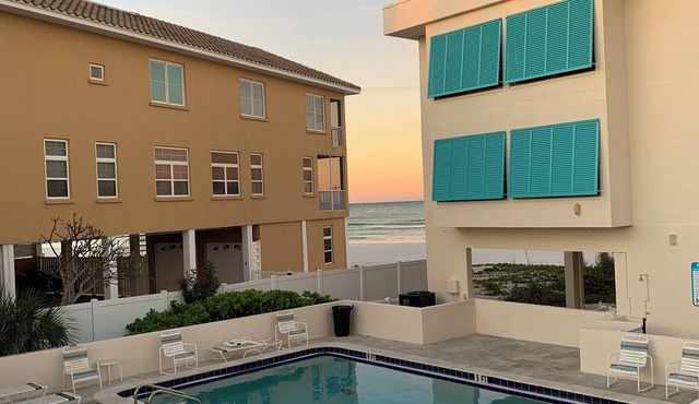 Gulf side! No crossing the street to get to the beach! COQUINA BEACH CLUB 109