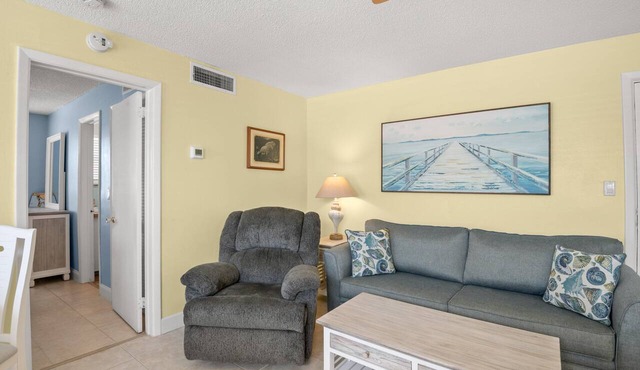 🌅 Gulf Winds 1BR Condo — Sunset Views & King Comfort on the Second Floor