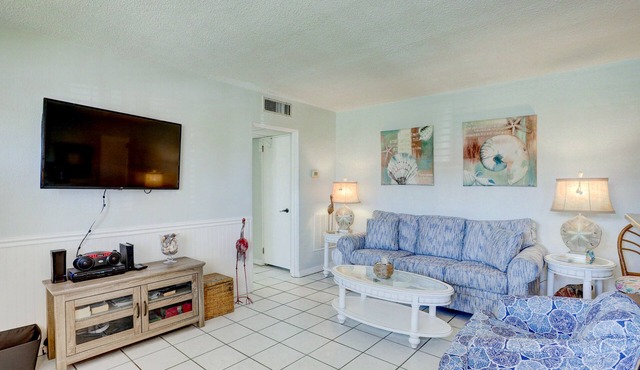 🐚 Gulf Winds Ground-Floor Condo — Beachy Vibes & Easy Access