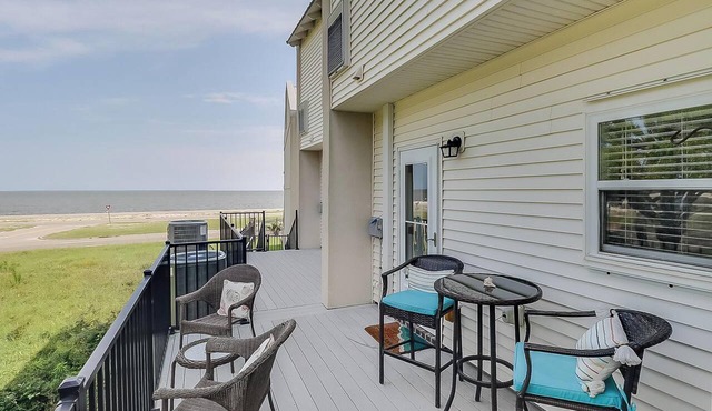 Gulfviews, short walk to Beaches w Pool sleeps 4