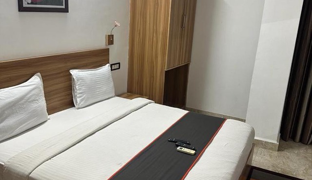 Gulnaar Inn Near US Counsulate Sankar nethralaya Apollo Hospital