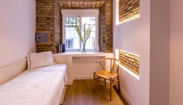 GUNI SUITES ROUND