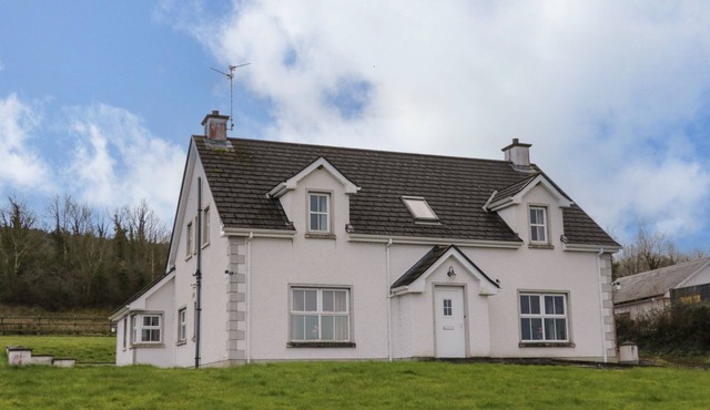 GUNN'S COTTAGE, pet friendly, with open fire in Enniskillen