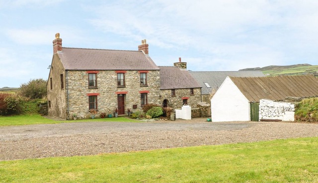 GWRYD BACH FARMHOUSE, pet friendly, with open fire in St Davids