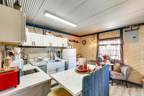 Gym Access On-Site: Cabin w/Deck in Red Oak!