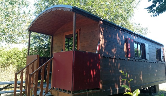 Gypsy caravan in the middle of the countryside in Mont-Saint-Michel bay for 2 to 4 people.