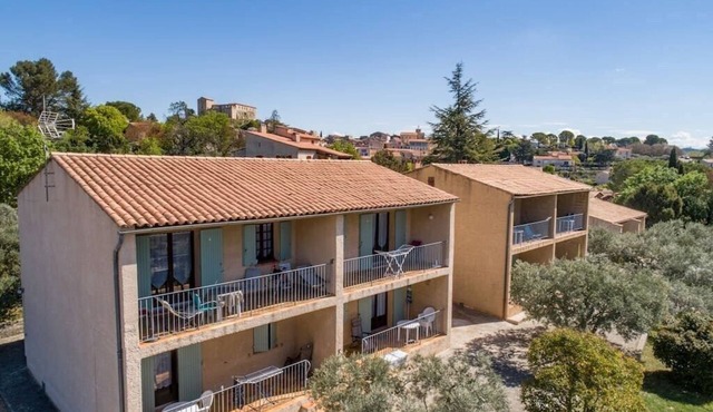 (H) Spacious 1 bedroom apartment, quiet, sun, parking