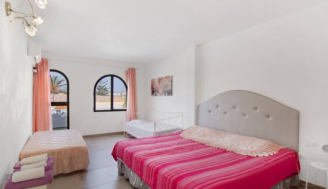 'Habitación Rosa' with Mountain View, Wi-Fi and Air Conditioning