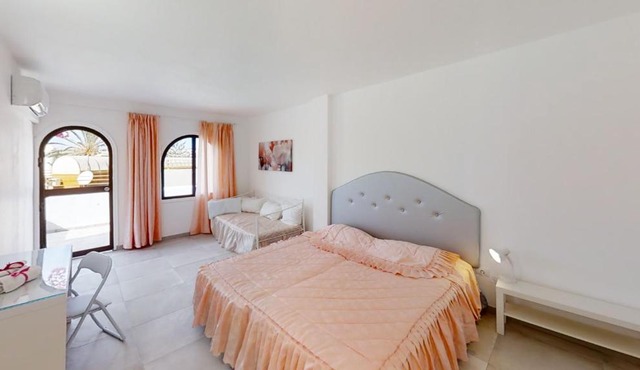 Habitaciones triples espaciosas con baños privados en Maspalomas