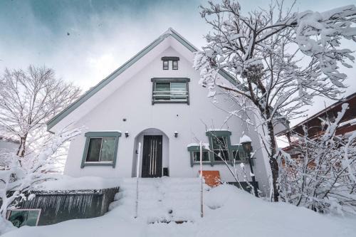 Hakuba Slopeside Chalet