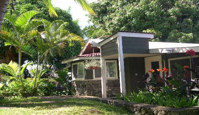 Hale Koa Studio in Captain Cook Sleeps two adult guests