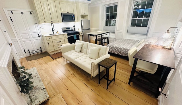 Hale Loft w/kitchen, bath, laundry next to PEA