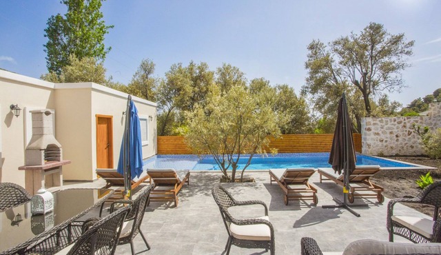 Half Moon Villa 1- Stunning Luxurious Hillside 2 Bedroom Villa