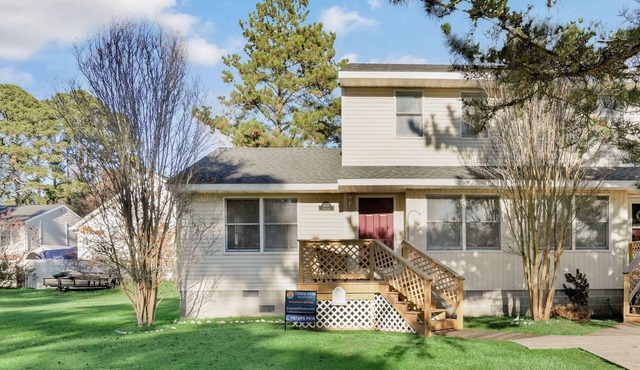 Half Shell | Clean accommodations close to Beach Road!