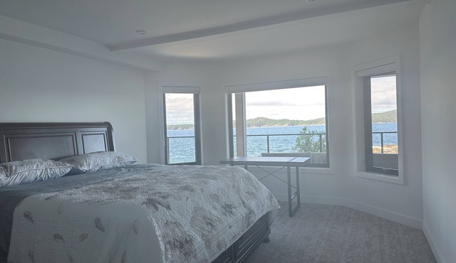 Halfmoon bay 2-bedroom waterfront house with kayak access to island
