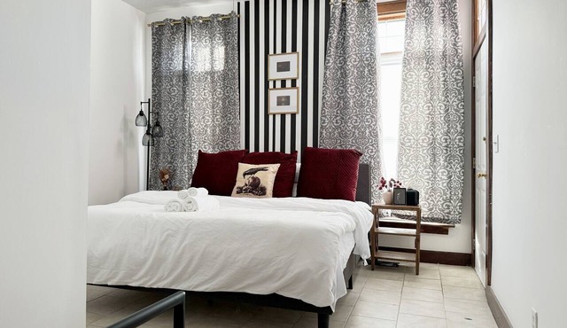 Halloween Suite/2BD/1BA Apt in Holiday House