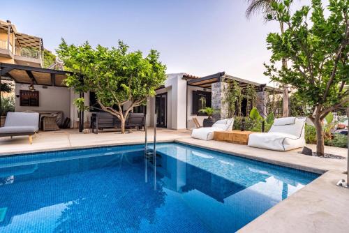 HALO Ligaria Suite 100m next to the beach with private pool