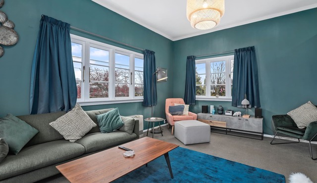 Hamilton house - private, central & sunny!