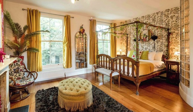 Hammersmith Haven: 4BD Historic Gem by the River