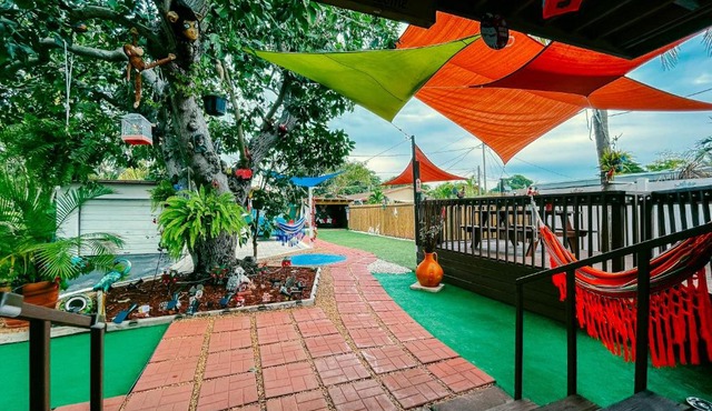 Hammocks & mini-golf! 10 mins from Beach!
