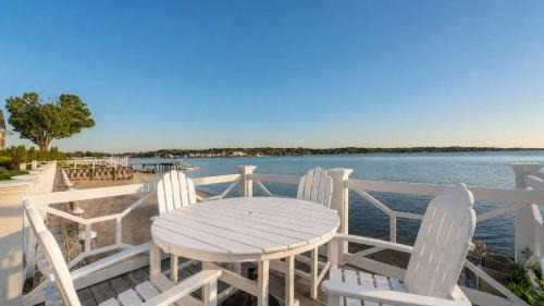 Hampton Bays Townhouse - Pool Beach Access