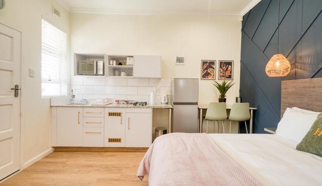 Hampton Collection - 2 Sleeper Serviced Studio Apartment with Pool