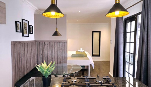 Hampton Collection Avenues - Cosy 2 Sleeper Serviced Studio Apartment