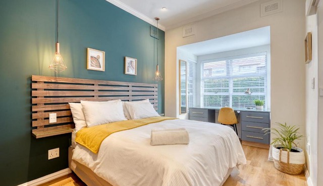 Hampton Collection - Charming 1 or 2 Bedroom Serviced Apartment with Pool