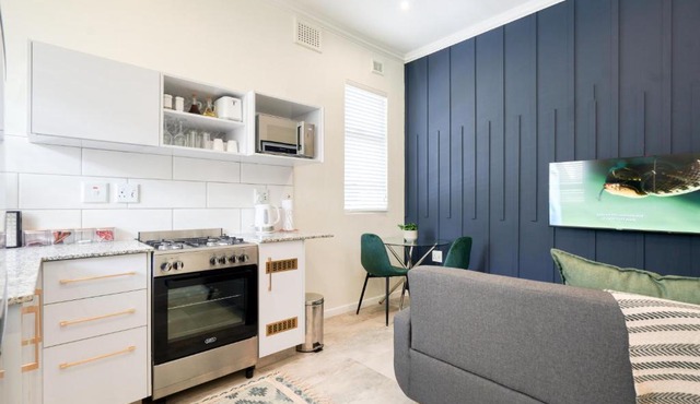 Hampton Collection - Contemporary 3 Sleeper Serviced Apartment with Pool