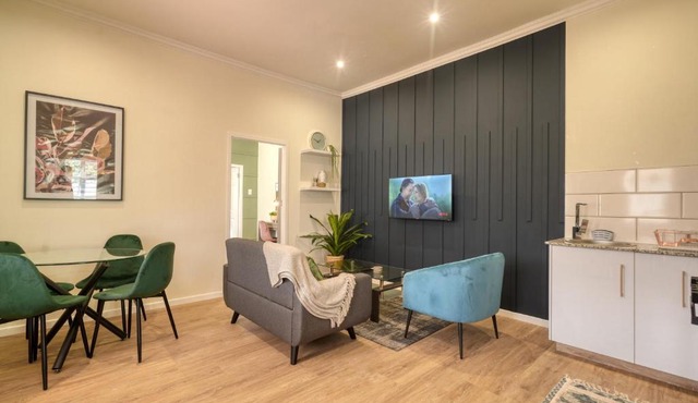 Hampton Collection Modern 1 or 2 Bedroom Serviced Apartment with Pool