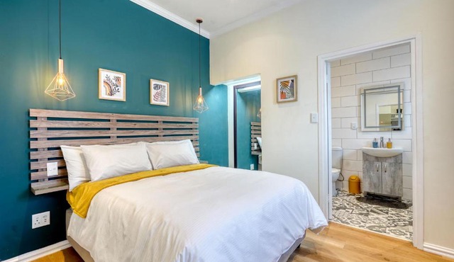 Hampton Collection - Stylish 3 Sleeper Serviced Apartment with Pool