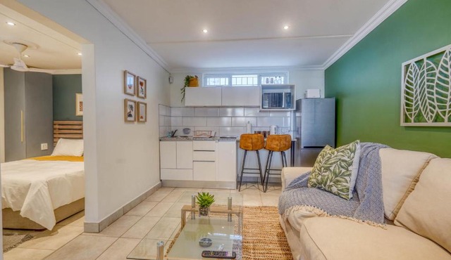 Hampton Collection - Trendy 2 Sleeper Serviced Apartment with Pool