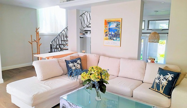 Hampton Style 3 bedrooms, wet-bar and outdoor area