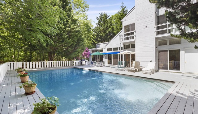 Hamptons Beach House w/Pool, Chef's Kitchen, Wi-Fi, AC , WFH desk area