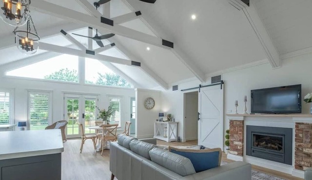 Hamptons Cottage - Refined Living, Light-Filled