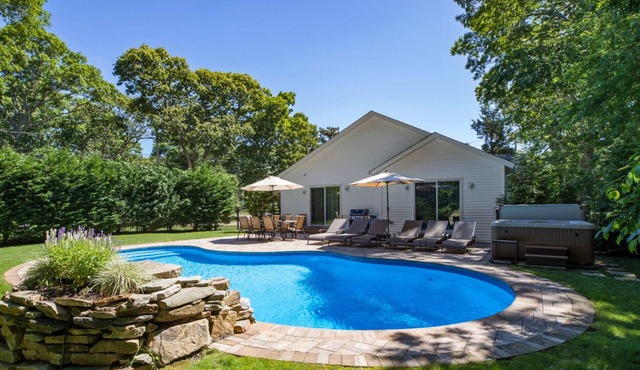 Hampton’s Haven: Heated Pool, Hot Tub & Gameroom! 2 miles to Rogers Beach