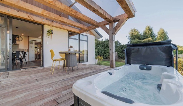 Hamptons Retreat - 1BR with Hot Tub