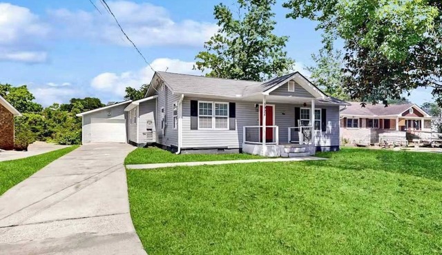 Hanahan home with close proximity to Park Circle, WiFi & dog-friendly
