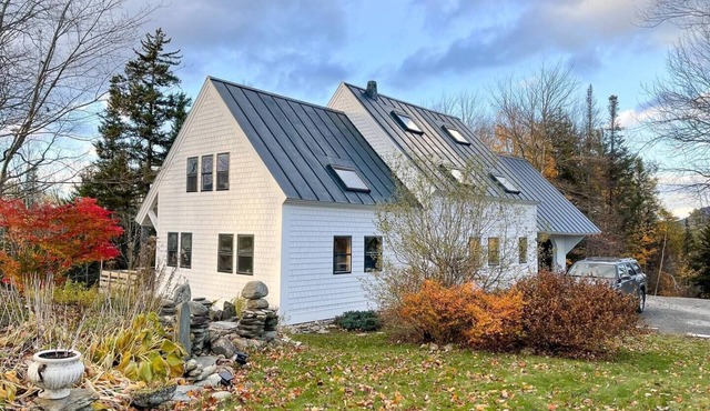 Hand Crafted Post and Beam Home with Mountain Views Minutes from Sugarbush