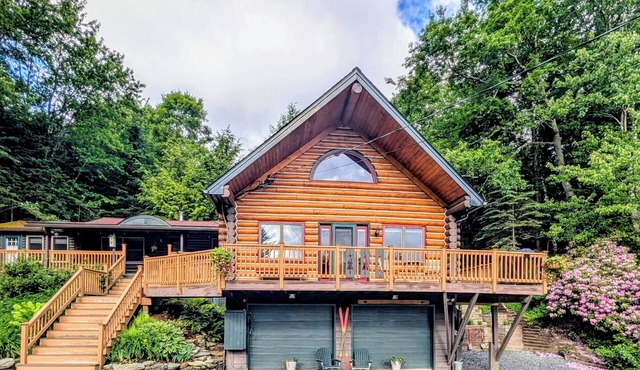 Handcrafted Log Home Near Sugarbush & Mad River Glen Walk to Blueberry Lake