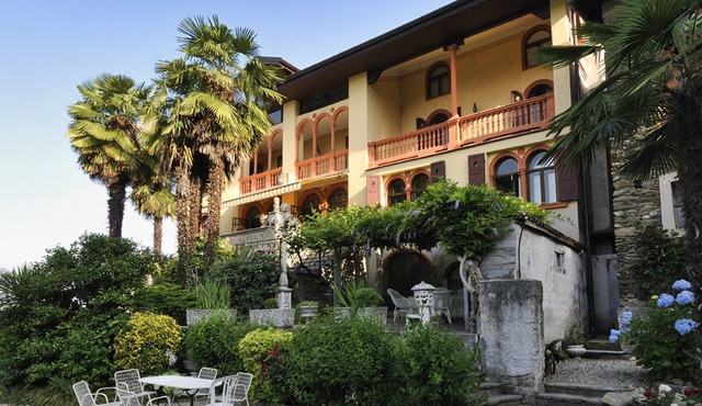 Handsome villa with magnificent garden and large pool